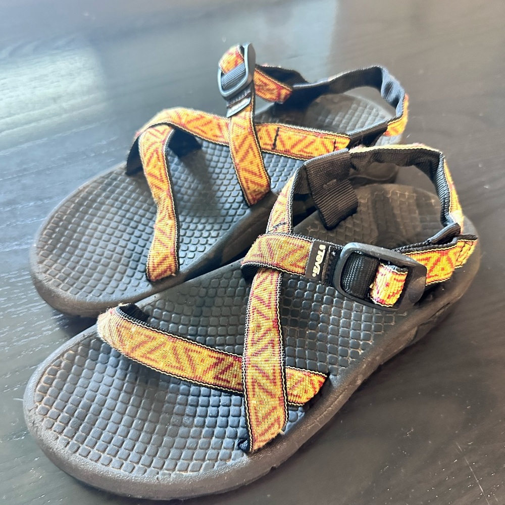 Teva classic strappy sport sandal in Aztec print size 8
